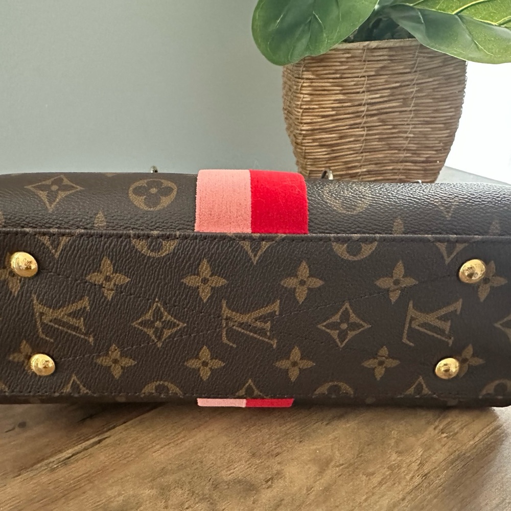 Louis Vuitton Saint George’s Monogram Handbag!!! Stunning 2-way Bag - Picture 9 of 12